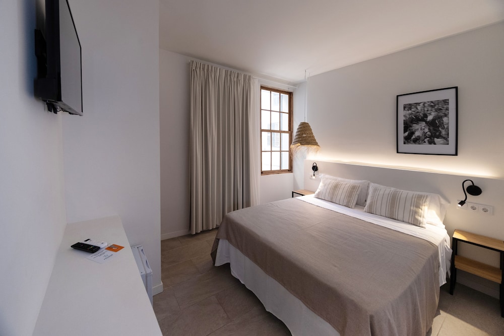 Ciutadella de Menorca Vacations - Hotel Tres Tocs - Property Image 1