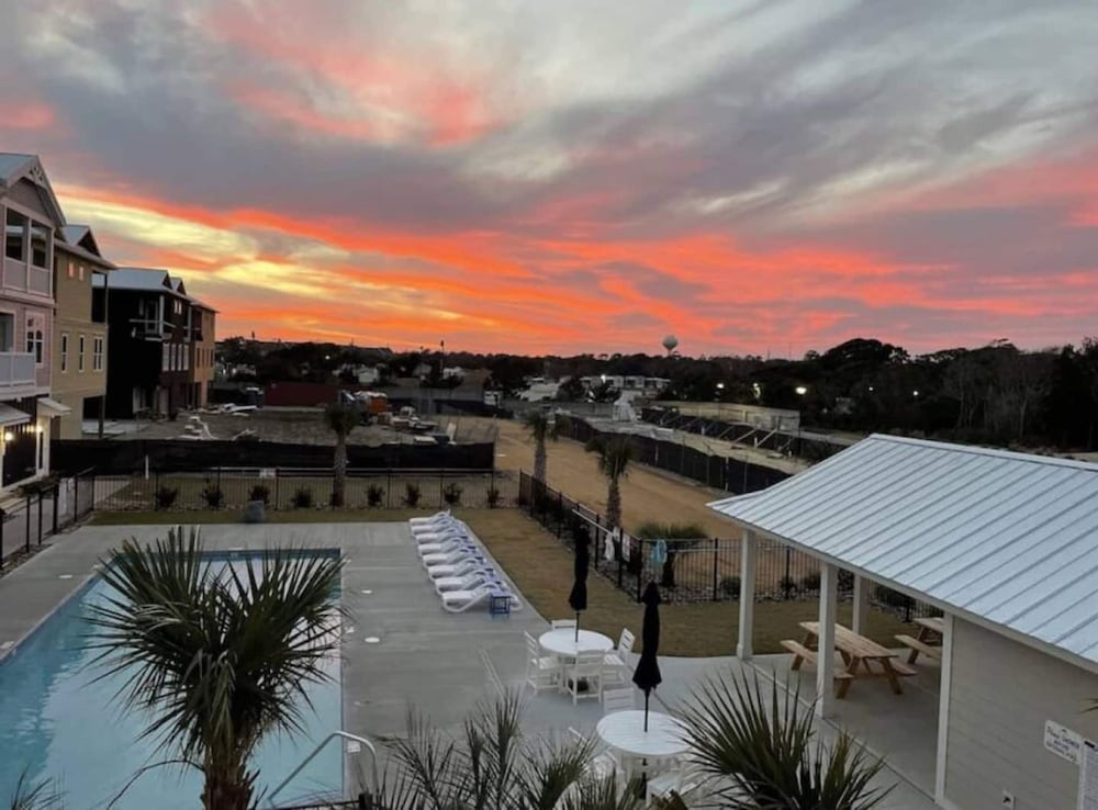 Luxury Beach Condo 5 Min Walk to Beach Shops
