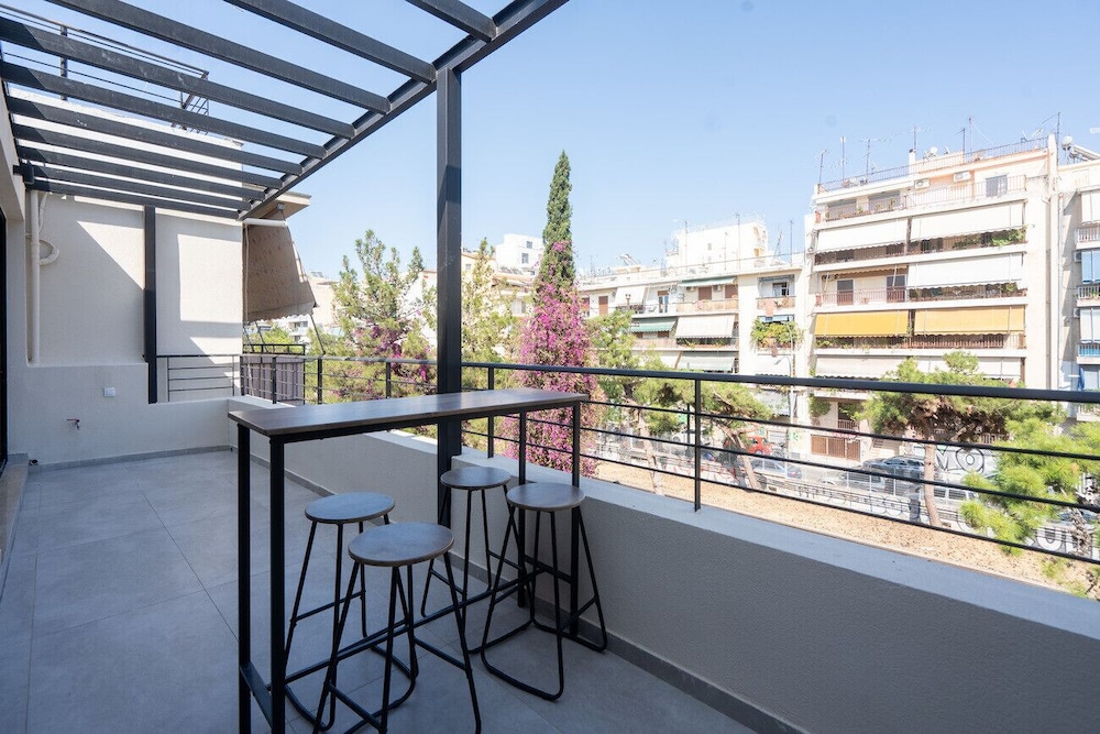 LIV - Deluxe 2BD Apartment in Athens