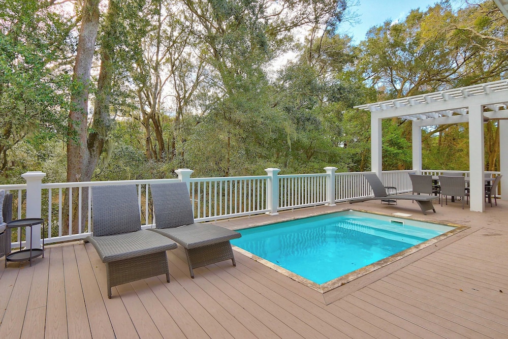 Beachside Boardwalk & Views Pool + Hot Tub 202 on the Sound