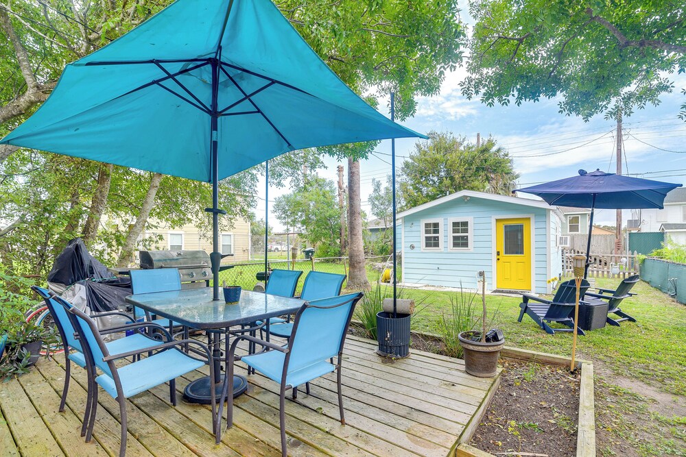 Updated Galveston Studio w/ Deck - 1 Mi to Beach!