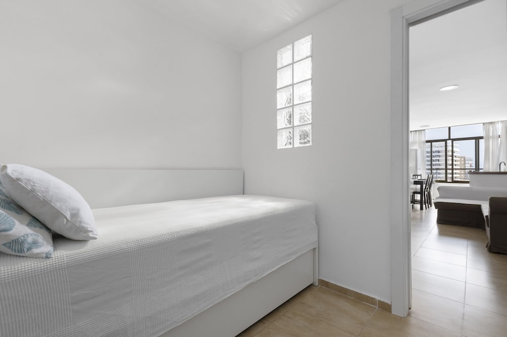 Prime Location Apartment With Seaviews