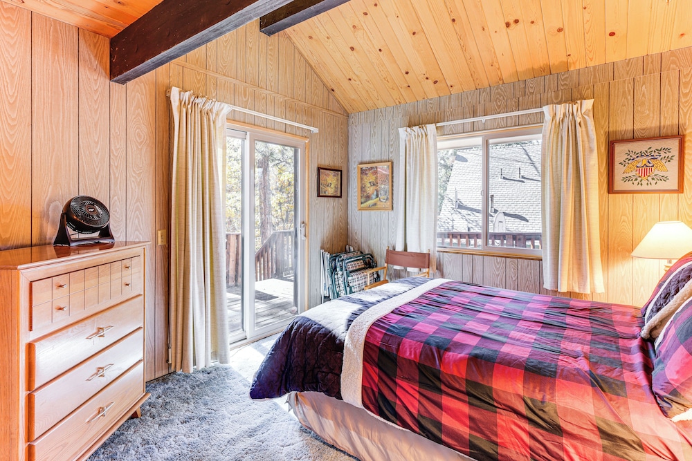 1 Mi to Skiing & Hiking: Big Bear Cabin