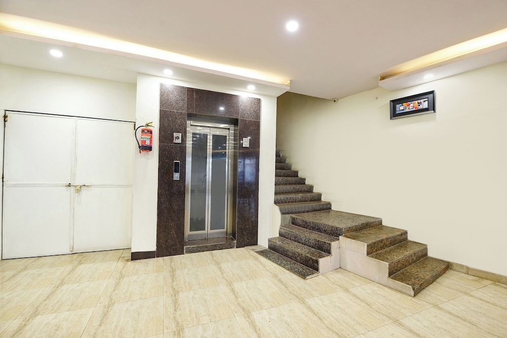 Fabhotel Lazeeno