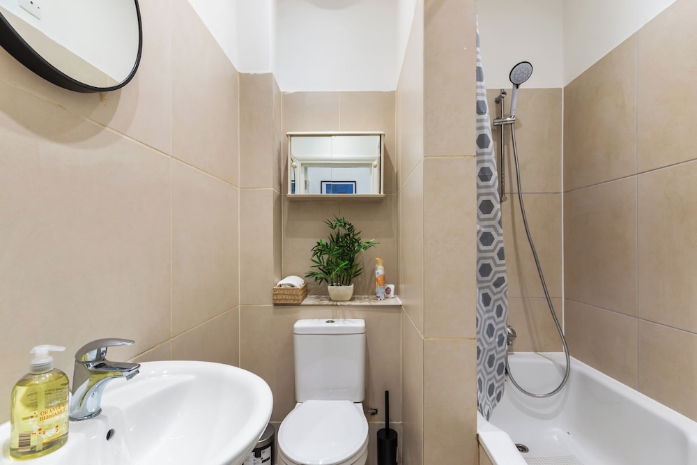City Apartment - Sleeps 4 & Free Parking