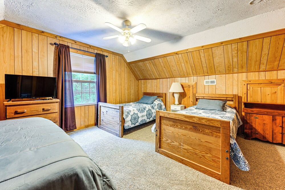 7 Mi to Franklin: Peaceful Home w/ Deck & Yard! view 3