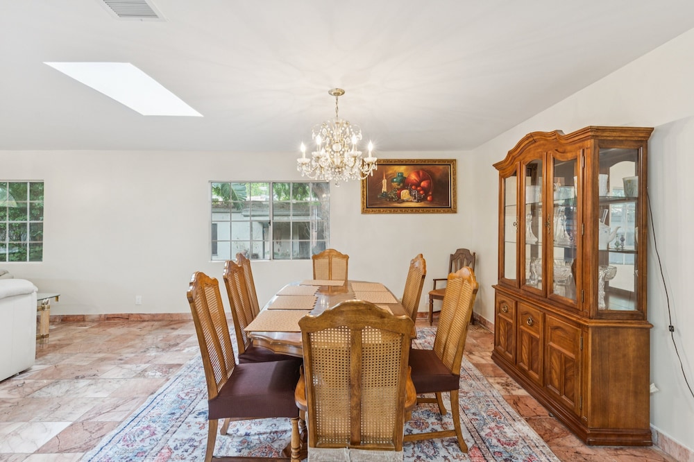 Russell House Near Hollywood & Griffith Park 3 Bedroom Home