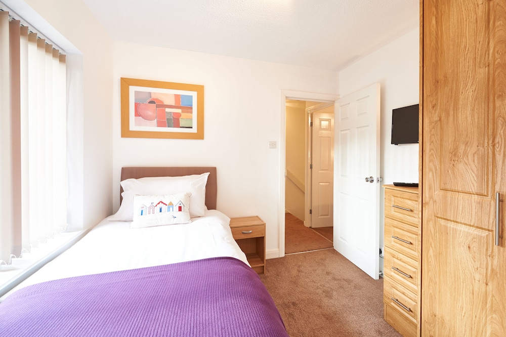 Milton Keynes Vacations - Northleigh House, Furzton, 6 Bedroom/5 Bathroom House - Property Image 4
