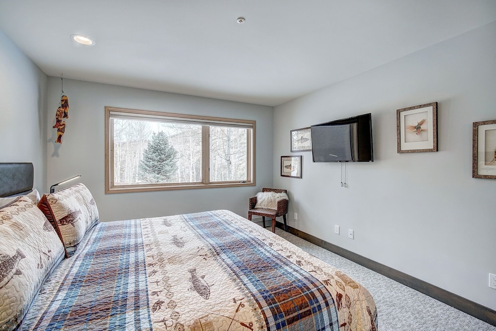3br Slopeside Beaver Creek Ski-in, Sleeps 10 3 Bedroom Townhouse by RedAwning