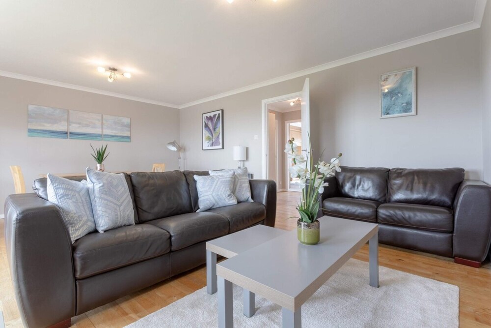Bright, Modern One-bed With Stunning View of Thames