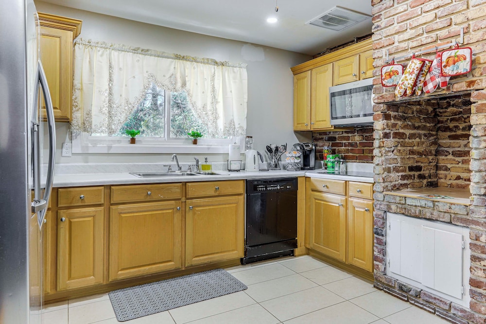 2 Mi to Airport: College Park Home w/ Grill!
