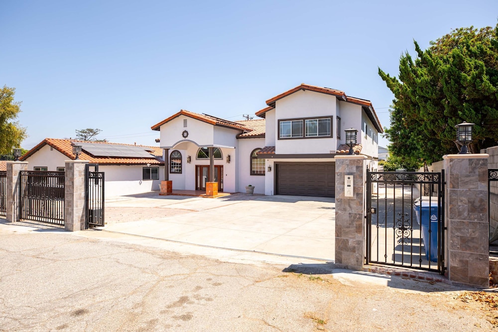 Sunny Spanish Villa Pool Parking Privacy