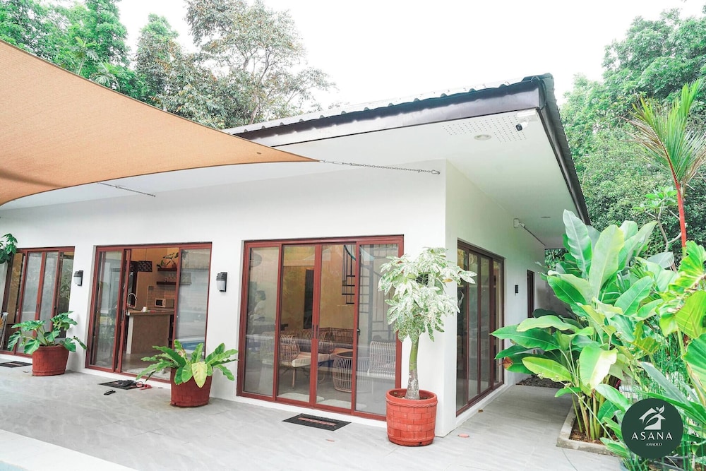 Modern Tropical 2BR Villa & Pool Retreat in Amadeo