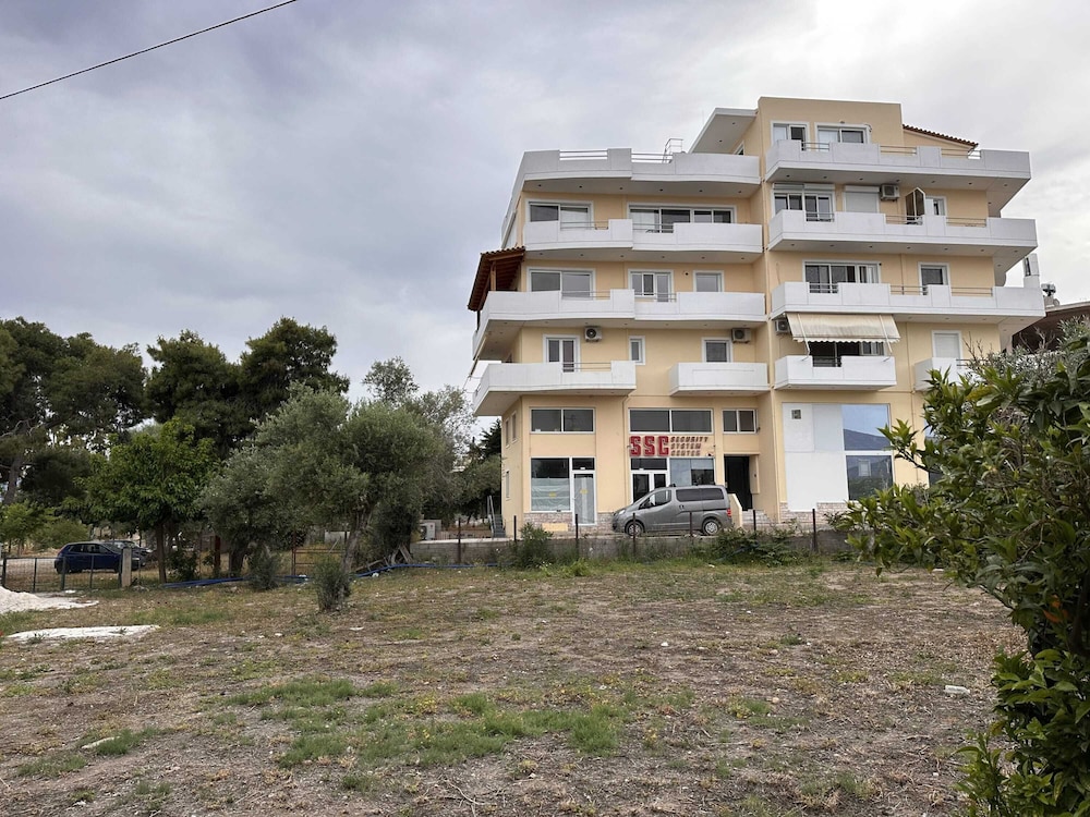 VerGian Brand New Apt at Agioi Theodoroi view 5