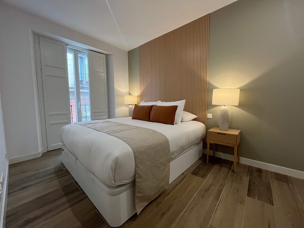 w Impressive 3BR w Sunny Terrace in Chueca
