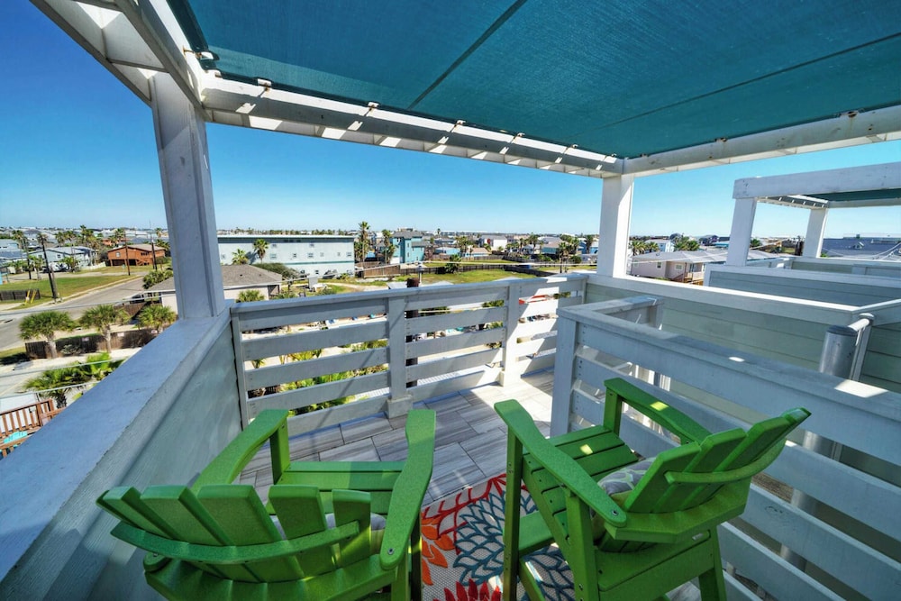 Sleeps 33! 4 Condos, Walk to the Beach, Resort-style Pool, Endless Summer Resort