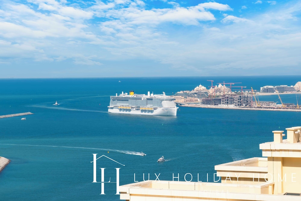 LUX The Dubai Eye Sea View Suite