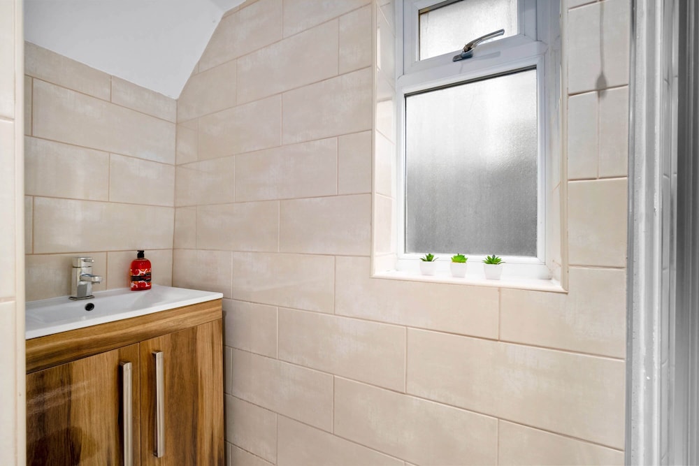 Harborne House 4 Bedroom Contractor Qe Hospital