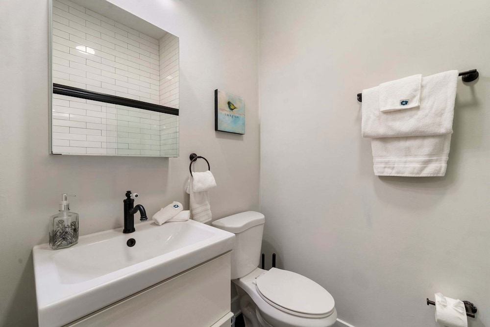 Spacious Pilsen 4 Bed 4 Bath Family Retreat