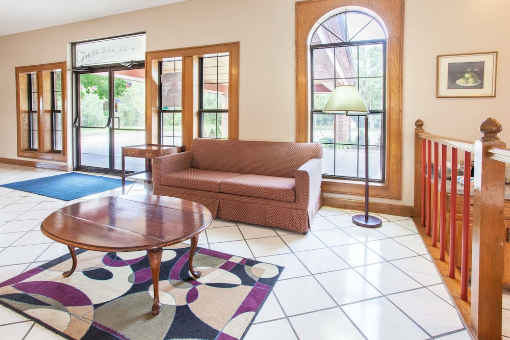 Super 8 by Wyndham Atchison view 3