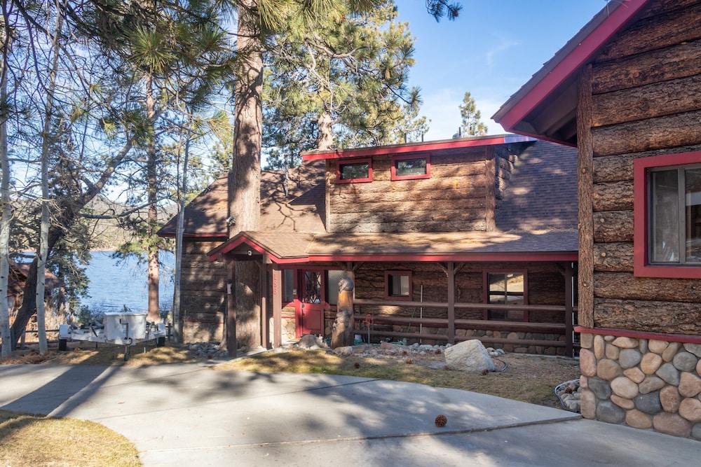 Shoreline Lakehouse by Avantstay Majestic Lakefront Cabin w/ Hot Tub & Fire Pit! view 5