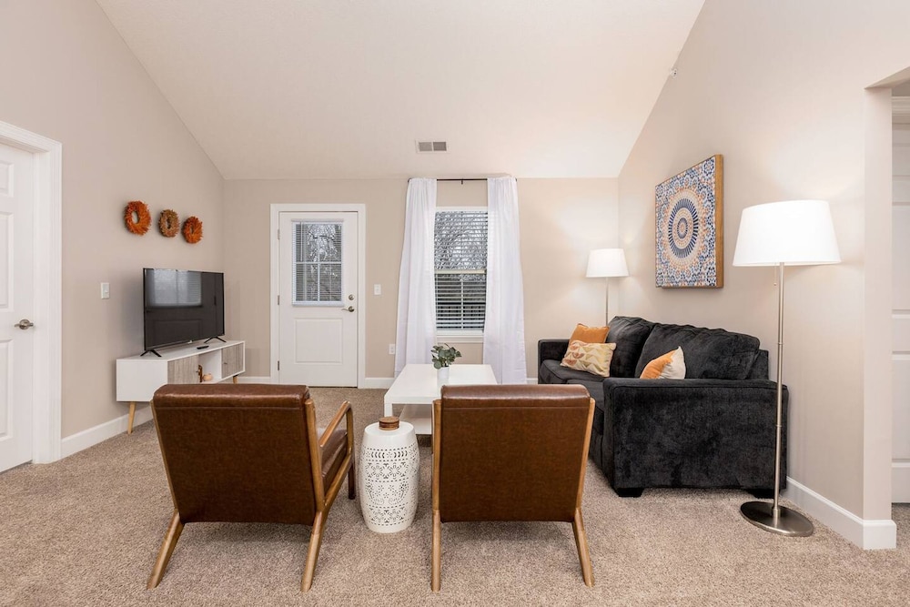 Woodland Penthouse 2BR W D Pool Gym Walkable