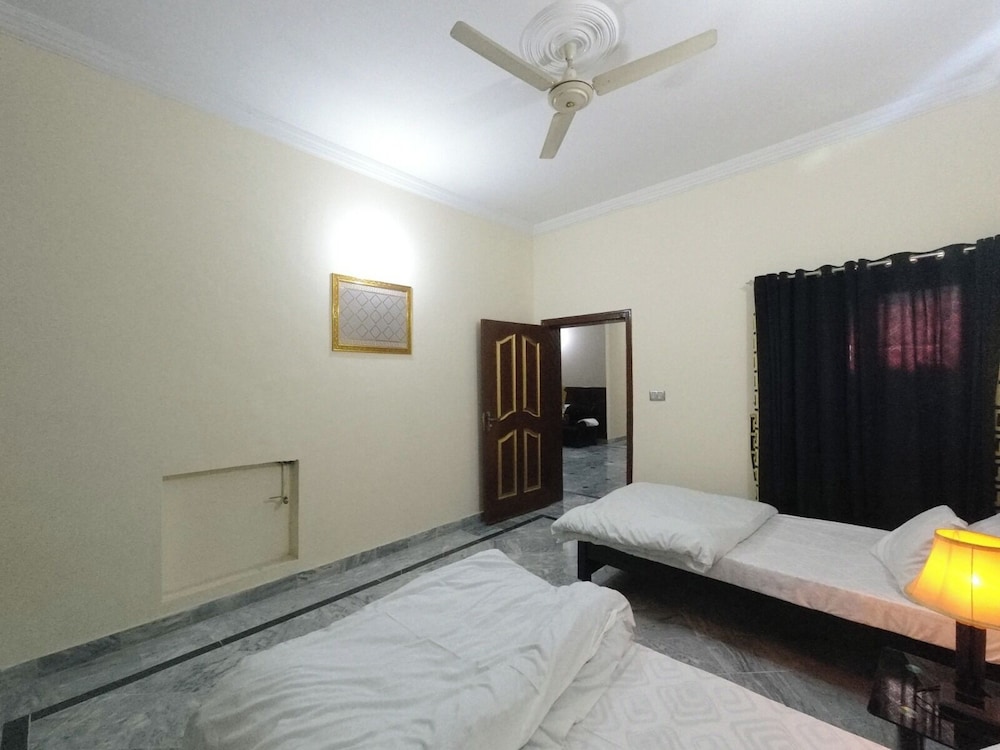 Room-room Cozy Guest Room in Rawalpindi