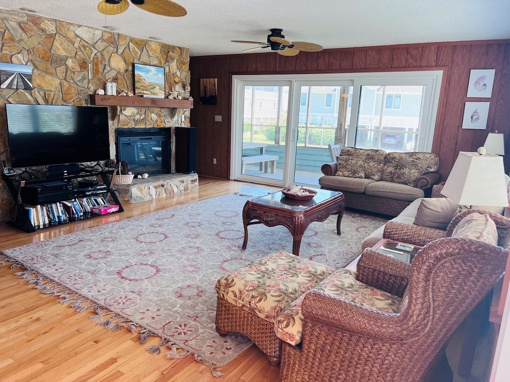 Fore Shore West- 4 Bedroom Home by RedAwning