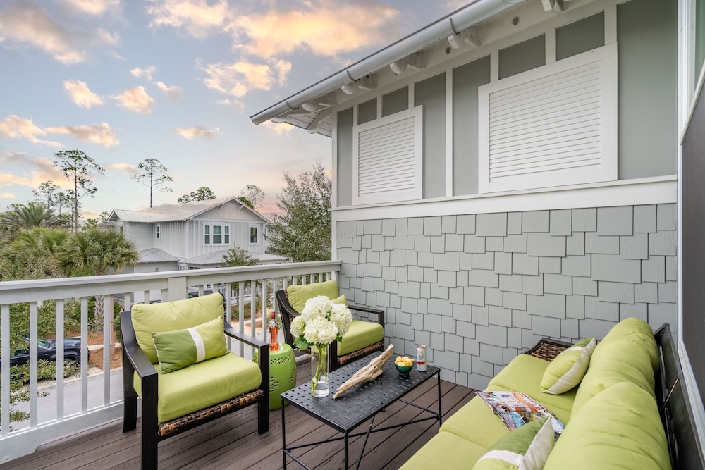 Pearl by Avantstay Idyllic Seaside Getaway w 2 Large Decks Lush Garden