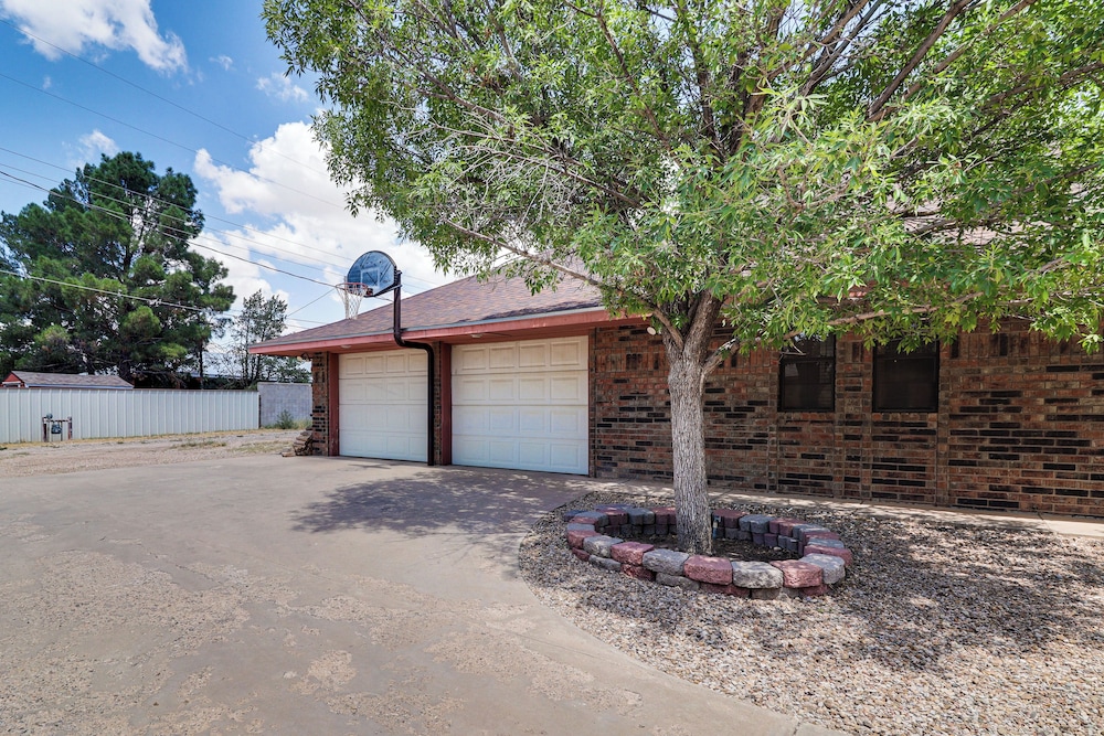 3 Mi to Downtown Roswell: Home w/ Patio + Yard