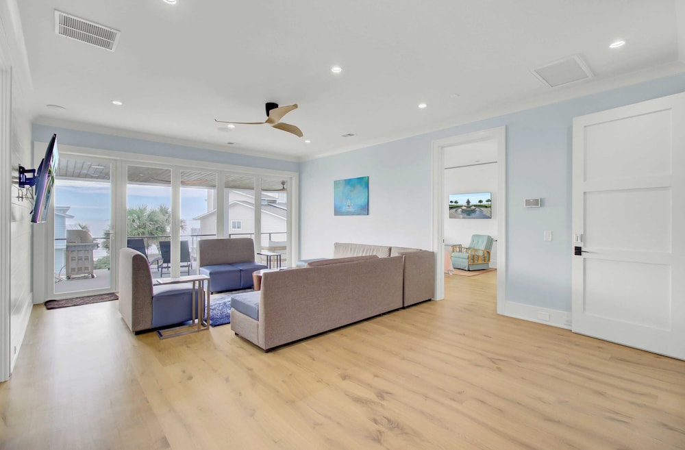 7 Beachwood East by Avantstay Steps to the Beach Ocean Views, Hot Tub, 7bdr