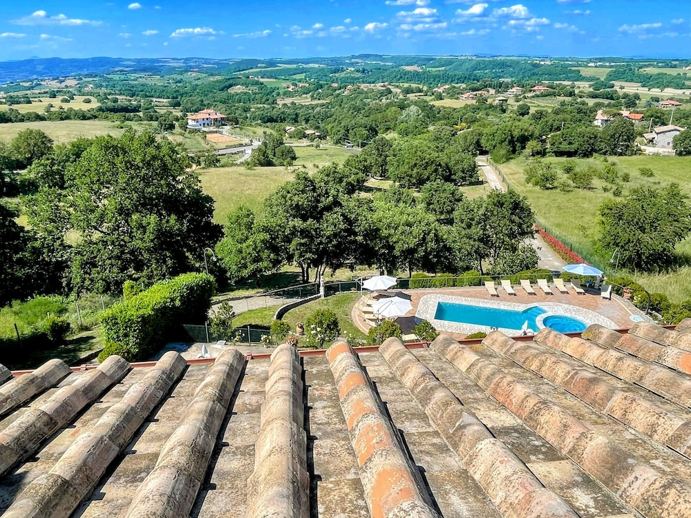 Charming Villa in Umbria - Sleeps 16 - Lake View - Pool, Jacuzzi and Events Room