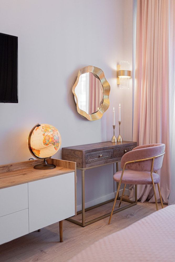 Designer 2-Bedroom Flat with Balcony & Full Amenities Steps from Piata Universitatii
