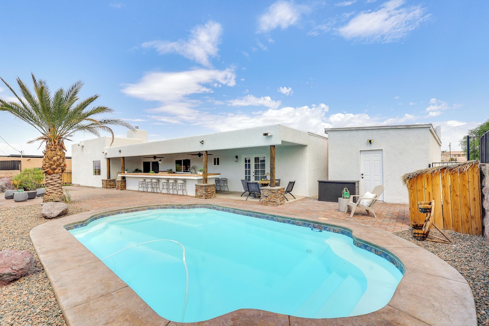 Poolside Relaxation: Group-friendly Home in Havasu