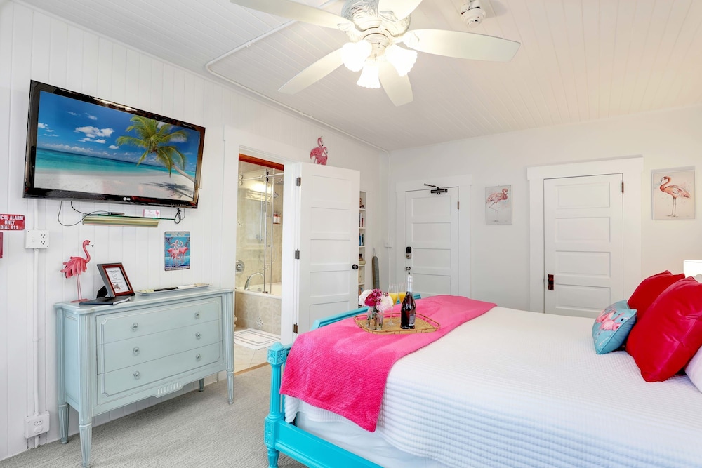 Hibiscus House Bed Breakfast Inn Flamingo Suite
