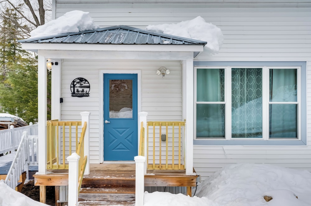 Peaceful Stark Cottage w/ Deck on South Ponds! view 2