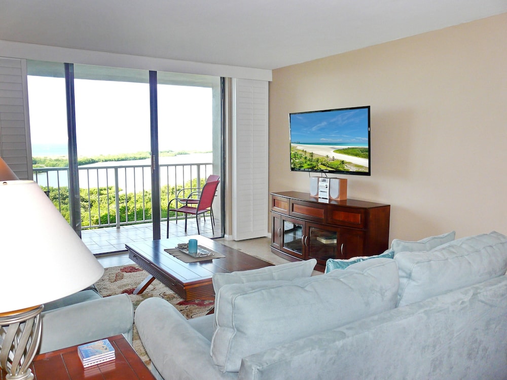 Alluring Beachfront Condo With Pool and View of Lagoon view 4