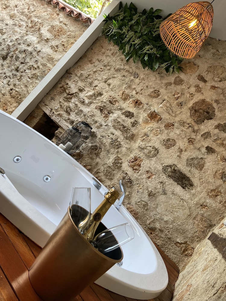 Noa's Boutique Hotel - Image 23