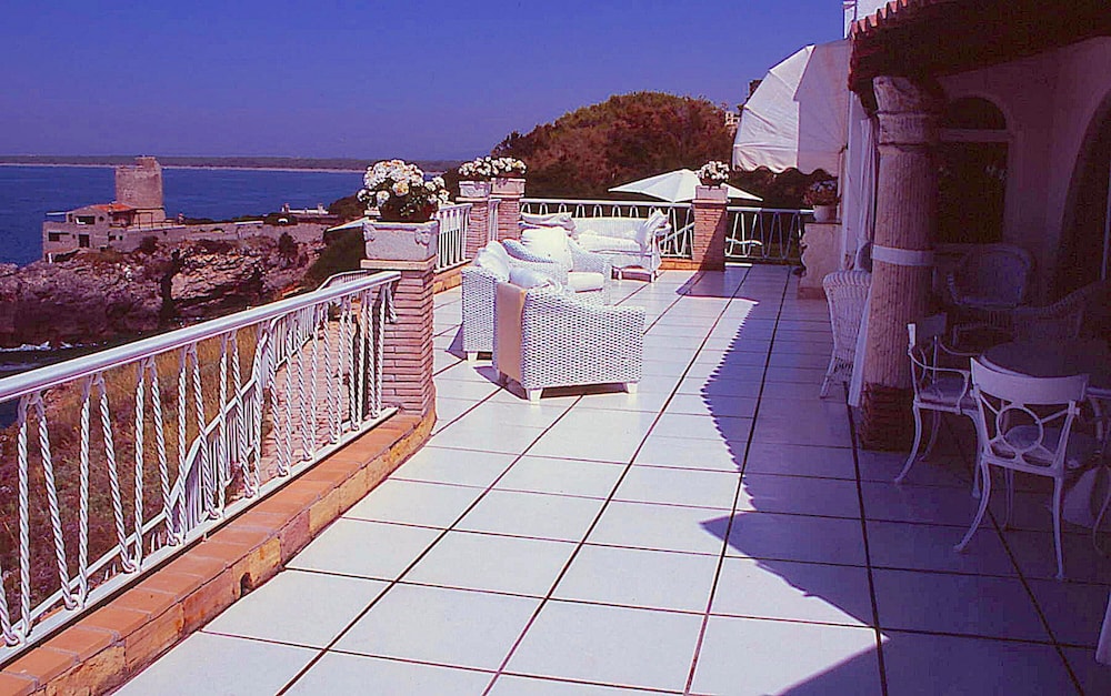 Mare Degli Angeli Splendid Mediterranean Seaside Villa Gardens Pool Almost Heaven view 2