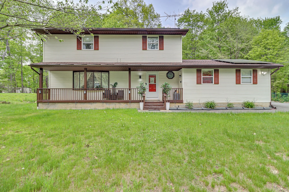 Long Pond Home w/ Hot Tub ~ 8 Mi to Kalahari!