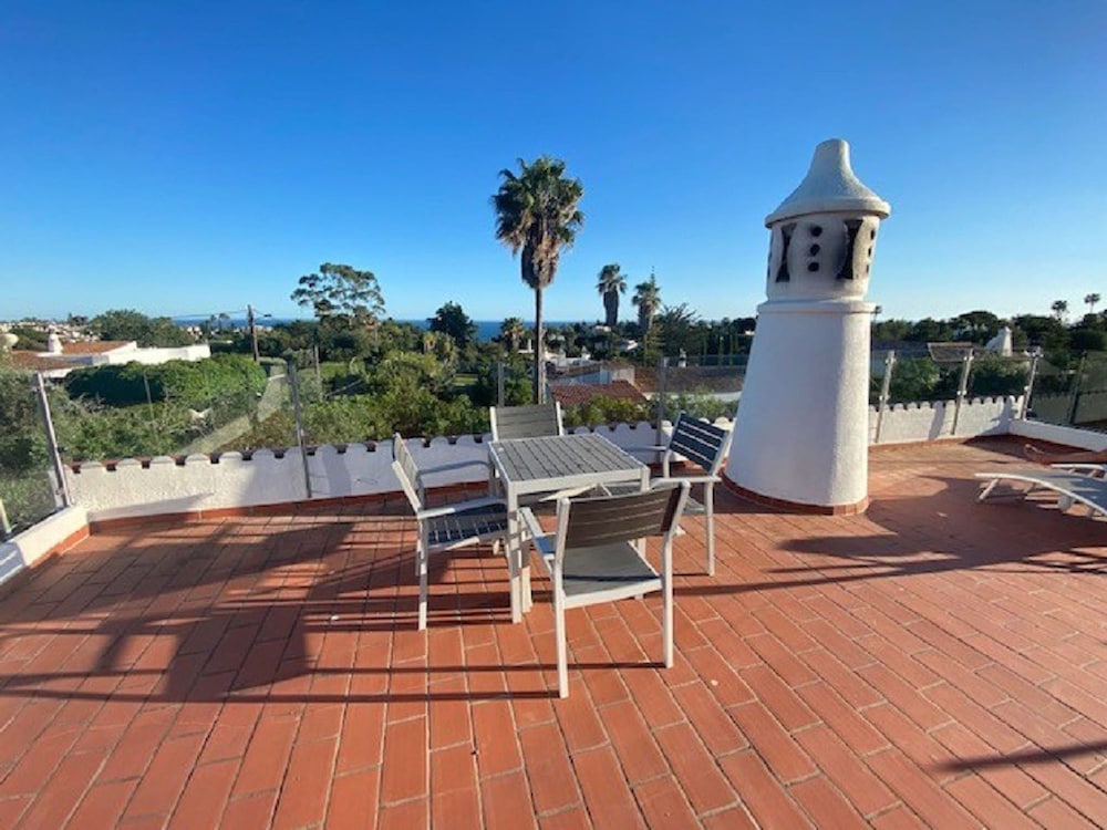 Casa Ninho Spacious 5 Bedroom Villa in an Enviab