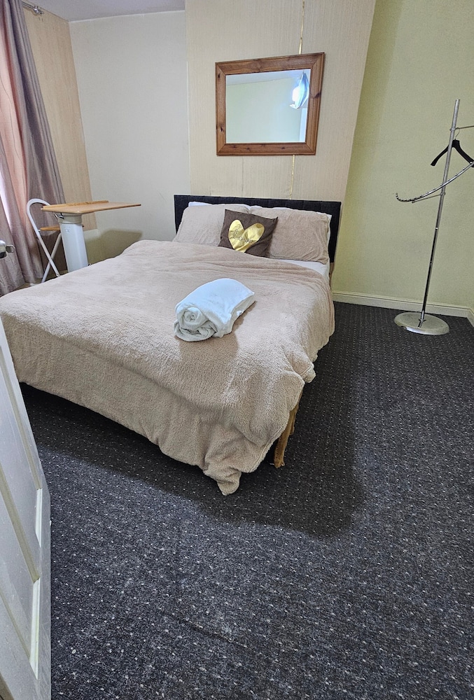 Beautiful 1-bed House in Leeds view 3
