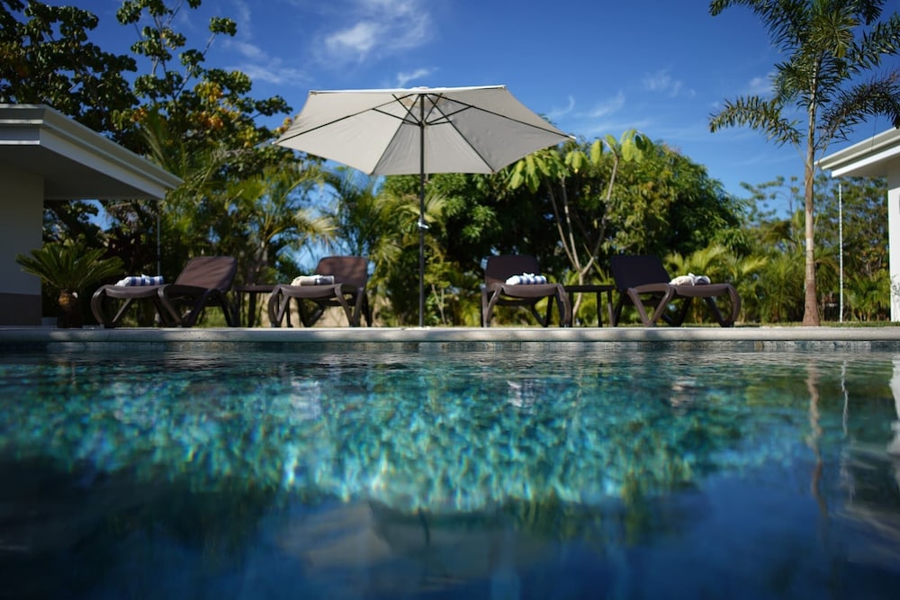 New Oasis in Gated Community With Pool Breakfast