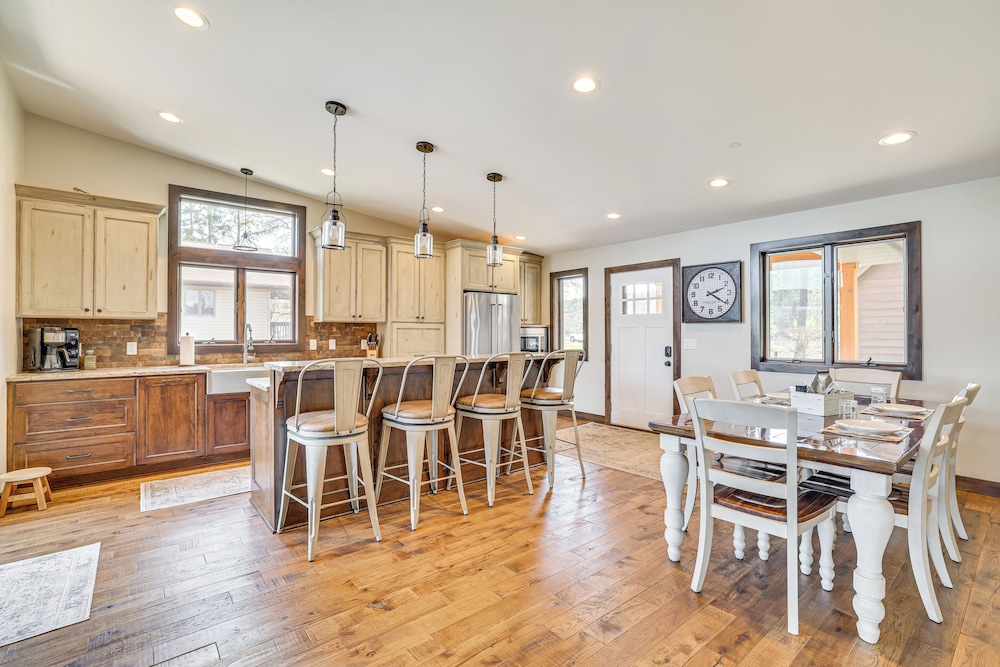 Riverfront Home w/ Seasonal Dock in Wabasha!
