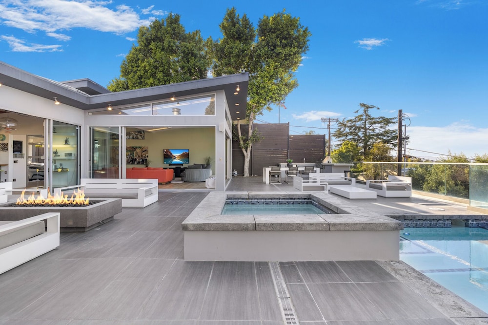 Mulholland View - Mid-century Modern Escape w/ Infinity Pool