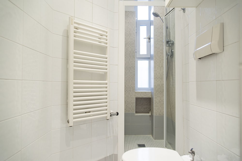 White and Clean Apartment near Metro MM1