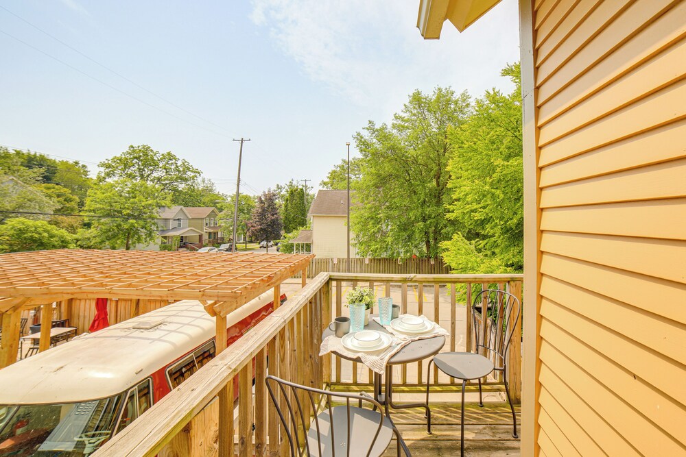 1 Mi to Dtwn Grand Rapids: Chic Condo w/ Balcony!