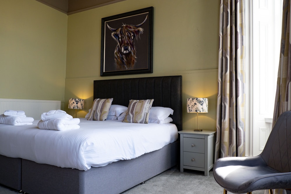 Corran House Guest House & Hostel