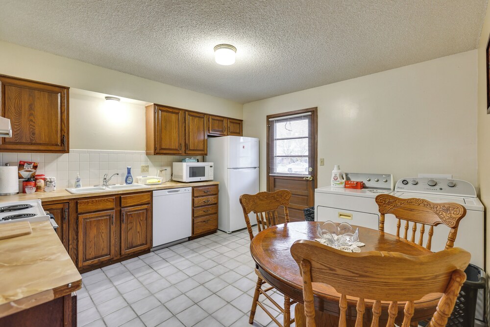 2 Mi to Kansas State Fairgrounds: Cozy Apartment!