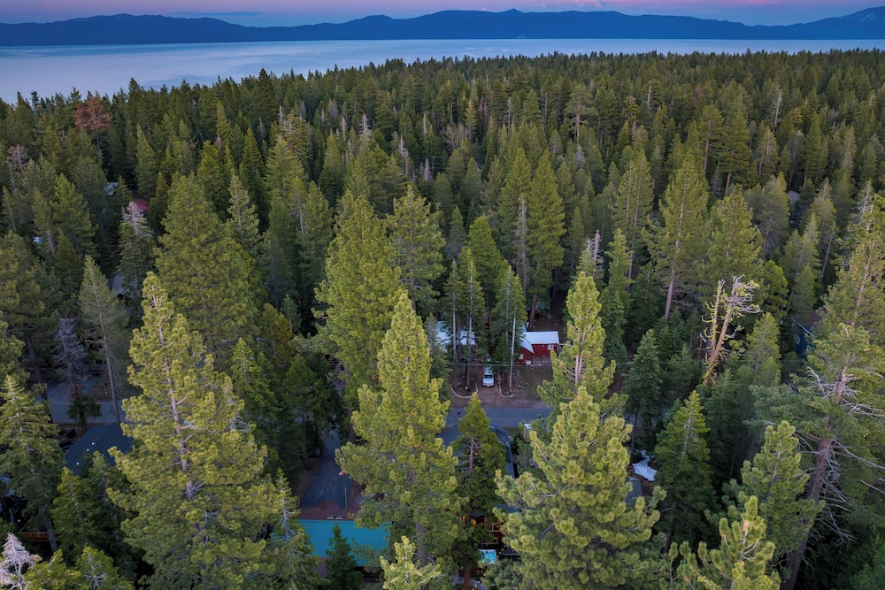 Washoe Chalet by Avantstay Game Room, Hot Tub, Putting Green & Fire Pit